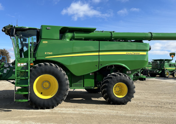 2023 John Deere S790